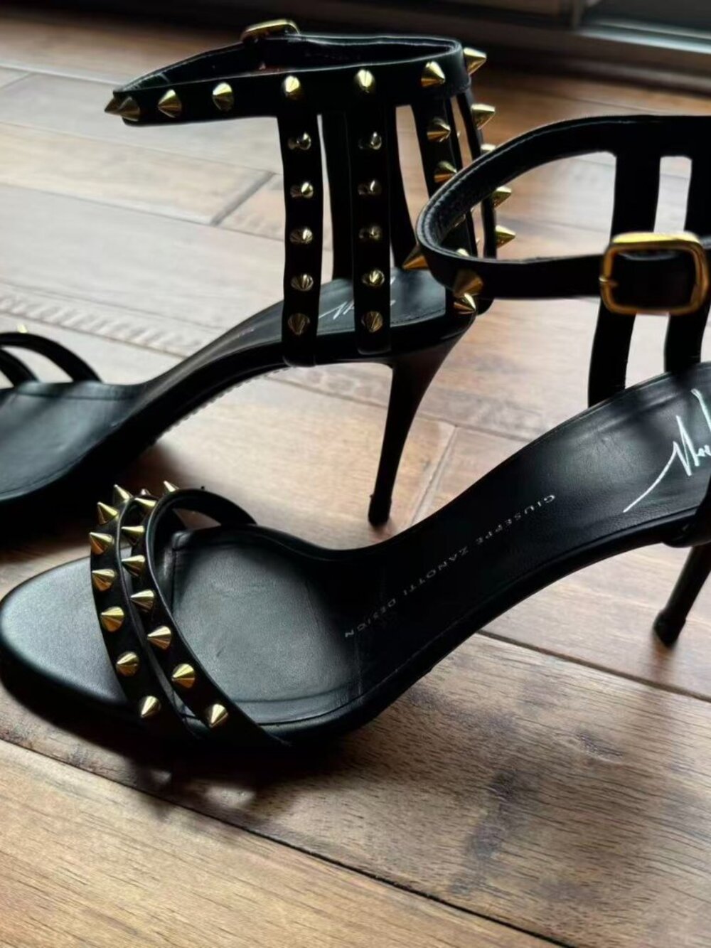 100% Authentic Giuseppe Zanotti Coline studded sandal, Sz 37.5 - Picture 4 of 8
